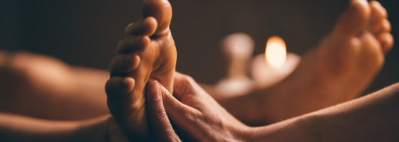 Therapeut führt Fußzonenreflexmassage durch