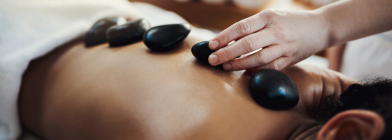 Behandlung mit Hot Stone Massage