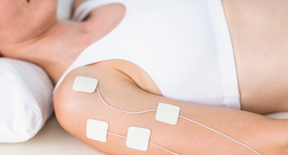 elektrotherapie-behandlung-physiolife-full Patientin erhält Elektrotherapie in Praxis