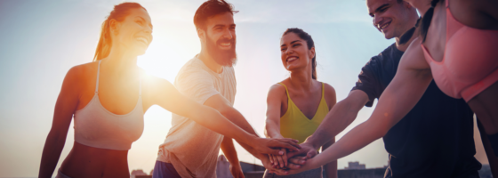 Sportgruppe klatscht sich nach erfolgreichem Training ab