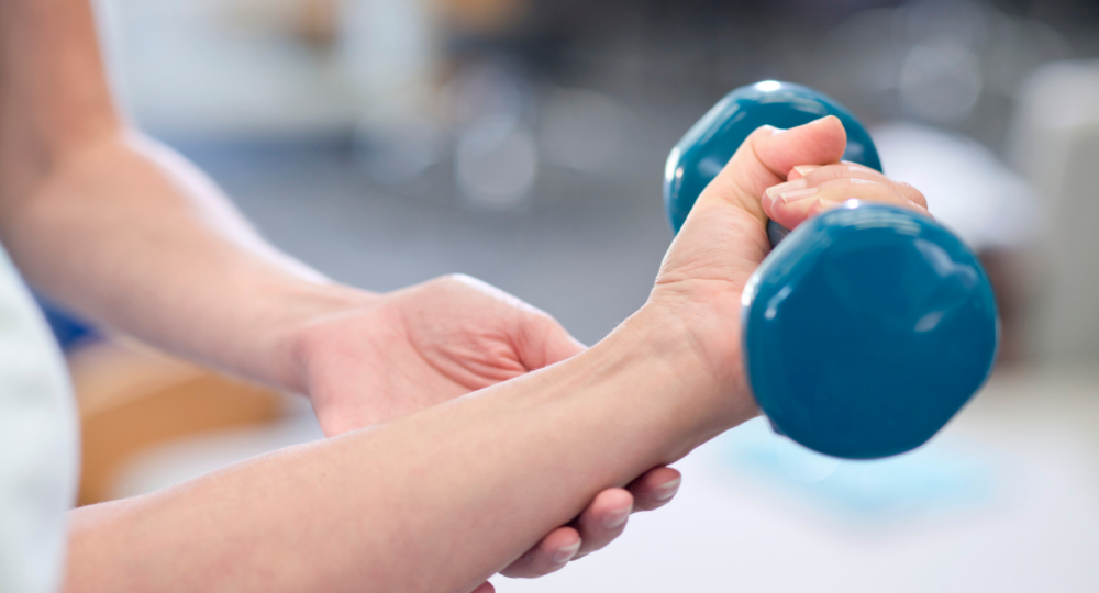 Training Krankengymnastik mit blauer Hantel