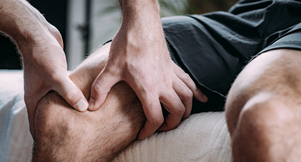 manuelle-therapie-physiolife-leipzig-full Therapeut behandelt Mann wegen Knieproblemen