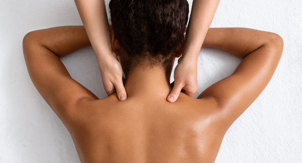 massage-physiolife-leipzig-full Patientin wird in einer Therapiesitzung massiert